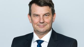 Norges justisminister Tor Mikkel Wara bekrefter at myndighetene vurderer tiltak mot Huawei, uten at det er helt klart hva disse skal bestå i. Foto: Olav Heggø/Stortinget.no