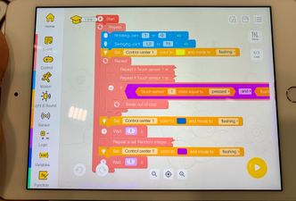 Kodingen skjer i det visuelle programmeringsspråket Scratch. Foto: Svein-Erik Hole