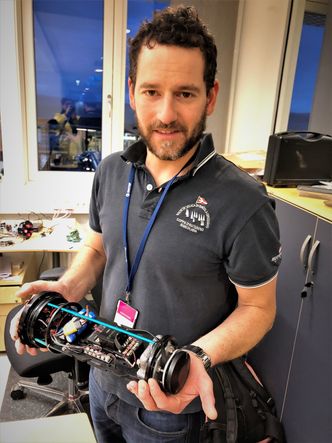 Forsker Walter Caharija med «sensorfisken» som skal gi noen flere svar på hvordan oppdrettslaksen faktisk har det. Foto: Kjersti Lunden Nilsen