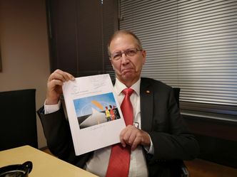 Vegdirektør Terje Moe Gustavsen med dokumentet som i dag oversendes til Samferdselsdepartementet, der den nye divisjonsmodellen forelås. Foto: Jarle Skoglund