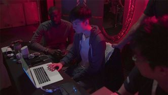 Sikkerhetsforskerne Amat Cama (fra v.) fra Senegal og Richard Zhu med bakgrunn fra Kina, hadde ingen problemer med å knekke både iPhone X, Galaxy S9 og Xiaomi Mi6. Duoen kan nå smykke seg med tittelen «masters of pwn». Foto: Zero Day Initiative