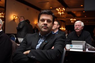 Leder av utvalget for samferdselsbygging i Møre og Romsdal, Frank Sve (Frp), akspeterer ikke forslaget fra Vegdirektoratet til autopass-billettering på fergene. Foto: Kjell Herskedal