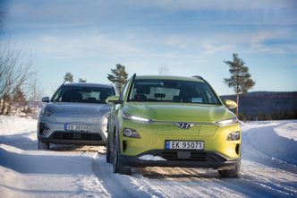 Hyundai Kona er i likhet med e-Niro (bak) en bil med lang leveringstid. Foto: Per Erlien Dalløkken