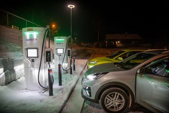 Elbiler ved hurtigladere fra ladeoperatøren Ionity. Disse kan levere en effekt på 350 kilowatt. Foto: Per Erlien Dalløkken