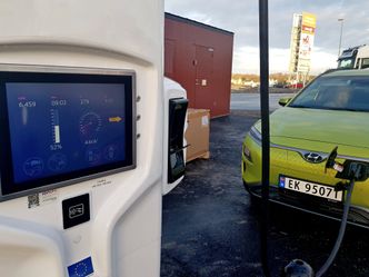 På Ionitys ladestasjon utenfor Strømstad fikk vi aldri høyere effekt enn 44 kW. Lufttemperaturen lå på tre plussgrader. Foto: Per Erlien Dalløkken
