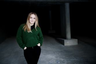 Livet i sikkerhetsgraderte prosjekter gir en enormt bratt læringskurve, og forutsetter at du legger mobilen og internett igjen utenfor kontoret. I dag leder Julie Indrelid (29) teamet som jobber med noen av landets høyest sikkerhetsgraderte prosjekter. Foto: Ragnhild Heggem Fagerheim/ COWI