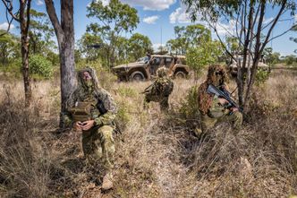 Australske soldater med Black Hornet på en øvelse på Townsville Field Training Area i North Queensland i 2018. Foto: CPL Nunu Campos