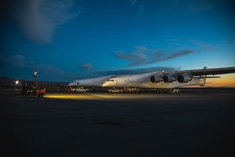 Det nærmer seg to år siden Stratolaunch ble rullet ut, og nå skal det omsider snart være klart for lufta. Foto: Stratolaunch