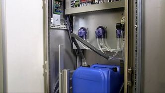 Hydrogenperoksid sendes gjennom dyser inn i smitterommet. Foto: Sunnaas sykehus