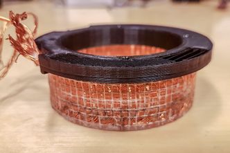 Fiberprintet stator: Ved å printe kobbertråd sammen med strukturelle fibre får man en stator med nye egenskaper. Foto:  Alva Motor Solutions