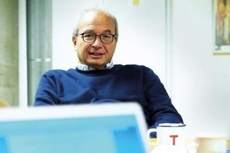 Arnoldo Frigessi er hovedmannen bak den nye ideen om å lage titusenvis av virtuelle kopier av den enkelte kreftpasient, for så å teste ut alle behandlingene i en simuleringsmodell for å finne den mest optimale behandlingen. Foto: Ola Sæther/UiO