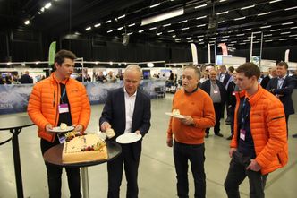 Kunnskapsminister Jan Tore Sanner (nr 2 fv.) deler ut kake til vinnerbedriften og Øystein Syltern (nr 3 fv.). Helt tv. lærling Ole Askim, som samtidig fikk nøkkelen til en ny Cat 326. Helt th. Jesper Haugsnes, som ble lovet ny skiftnøkkel… Foto: Bjørn Olav Amundsen