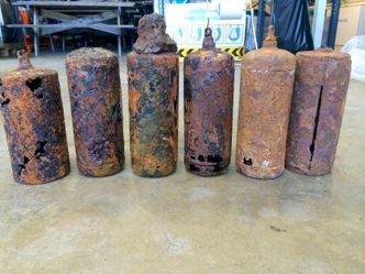 Åtte slike flasker, som var fylte med kvikksølv, er hentet opp fra vraket. Men bare en av dem var hele og inneholdt kvikksølv. Foto: Kystverket