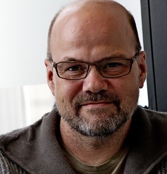 Bjørn Remseth synes det er pussig at nettsiden kan forbys, når ingen (hittil) har reagert på at hele innholdet er publisert i bokform. Bilde: Espen Zachariassen