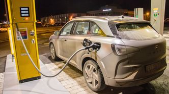 Hyundai Nexo ved hydrogenfyllestasjon i Åsane. Foto:  Marius Valle