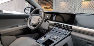 Interiøret i Hyundai Nexo har mange knapper. Foto:  Marius Valle