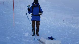 Joachim Hovland fra Snowvision i skredet i Tamokdalen med snøradar i pulk. Foto: Snowvision