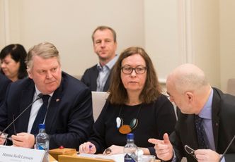 Fra venstre: Saksordfører Hans Fredrik Grøvan (KrF), sekretær Hanne Koll Larsen og komitéleder Dag Terje Andersen (Ap) under mandagens åpne høring i Stortingets kontroll- og konstitusjonskomité om Forsvarets helikopterkjøp. Foto: Terje Bendiksby/NTB Scanpix