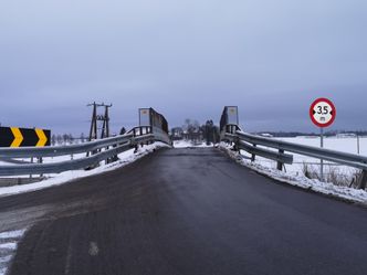 Smal og elendig og med strenge vektbegrensninger. Det er dagens utgave av Ustvedt bru ved Ski . Foto: Jarle Skoglund