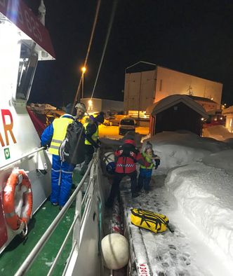 Redningsmannskaper under evakuering under snøkaoset i Lofoten. På et døgn var snømengden da økt med 65 centimeter til totalt 130 centimeter Foto:  Redningsskøyta Det Norske Veritas