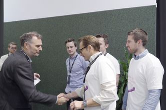 Jurymedlem Kjell Håvard Belsvik (til venstre), som er prosjektleder for Ferjefri E39 over Bjørnafjorden hos Statens vegvesen, gratulerer vinnerlaget i openLAB Hackathon: (Videre fra venstre) Lars Moastuen i Sopra Steria og Jan Erik Hoel, Kristian Selvaag og Richard Virion fra Trimble. Ikke til stede: Espen Frøisland (Statens vegvesen), Ole-Martin Fyen (EDRMedeso) og Pieter Dhondt (Trimble). Foto: Jon Gorospe