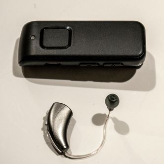 Mellomstasjon: Mens iOS er klar for å snakke direkte med høreapparater må Android gå via en mellomstasjon i form av en liten lommeruter. Foto: Odd R. Valmot