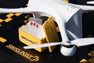 Den styrtede dronen var av typen Matternet M2 V9. Blodprøvene ombord var allerede testet, så det gikk ikke viktig medisinske data tapt i styrten. Illustrasjonsfoto: Swiss Post