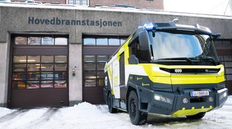 Den nye brannbilen skiller seg ut på hovedbrannstasjonen i Oslo. Foto:  Eirik Helland Urke