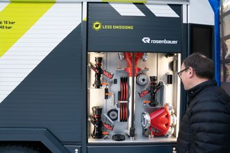 Denne brannbilen er bygget opp helt fra bunnen, mens det vanligvis er snakk om ombygde lastebiler. Foto:  Eirik Helland Urke