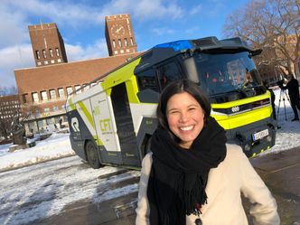 Byråd for miljø og samferdsel i Oslo, Lan Marie Nguyen Berg ser nærmere på el-brannbilen. Foto:   Lars Magne Hovtun/Oslo kommune