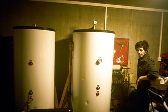 Disse tankene rommer varmt vann. Den ene rommer 400 liter bruksvann, mens den andre inneholder 600 liter som brukes som varmemagasin. Foto: Eivind H. Natvig