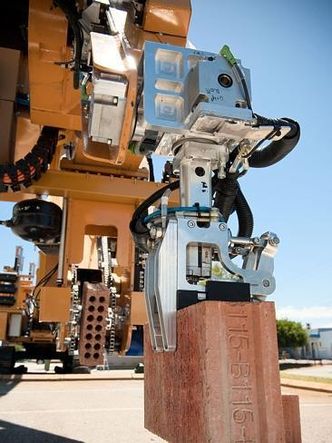 Supernøyaktig og superrask. Nå skal murerroboten testes utendørs. Foto: FastbrickRobotics