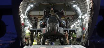Britisk Apache-helikopter ankommer Bardufoss i et C-17 Globemaster III transportfly. Foto: Den britiske hæren