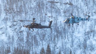 Apache AH1 og AW159 Wildcat i Troms. Foto:  Cpl Jamie Hart