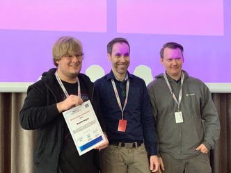 Bendik Hagen (til venstre) stakk av med seieren i fjorårets Master of Cyber Security-konkurranse. Gjermund Marqvardsen (midten) og Oddvar Moe har laget spørsmålene til konkurransen. Foto: Kurt Lekanger