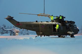 På igjen med rotorbladene når Sea Kingen har fått sin plass på Bardufoss ved siden av Kystvaktens gamle Lynx. Foto:  POPhot Des Wade
