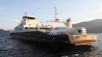 MF Årdal er 92 meter lang og har plass til 92 biler og 292 passasjerer. Multi Maritime har designet fergen, som nå blir elektrisk. Foto: Fjord1