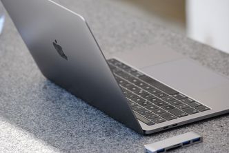 Apple hevder at Huawei har stjålet teknologi som gjorde det mulig å utstyre Macbook Pro med en vesentlig tynnere skjerm enn tidligere. Tilkoblingen som gjorde det mulig skal ha dukket opp i Matebook Pro–maskinen til kineserne høsten 2018. Foto: Pixabay