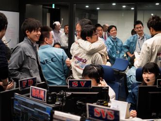 En direktesending fra kontrollrommet til Jaxa viser en nervøs gjeng som venter på signaler og bryter ut i applaus og jubel når de første dataene kommer inn. Foto: Isas/Jaxa/AP/NTB scanpix