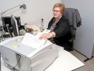Randi Larsen er en av 30 ansatte ved Oslo Universitetssykehus som skanner papir på heltid - til sammen fem hyllemeter med egenproduserte dokumenter hver uke . Papiret flyttes inn i datasystemer, og gir en liksom-digitalisering. Foto:  Joachim Seehusen