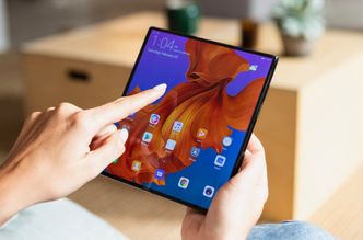 Nettbrett med håndtak: Det bør være lett å holde telefonen når den er brettet ut, for stolpen på baksiden vil nok fungere som et slags håndtak. Foto:  Huawei