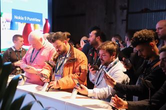 Mange var interessert i å "klå på" Nokia 9 Pureview. Foto: Kurt Lekanger, digi.no