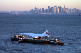 En pensjonert British Airways-Concorde tar sjøveien til Intrepid Sea Air Space Museum i New York 25. november 2003. Foto: Tom Turner