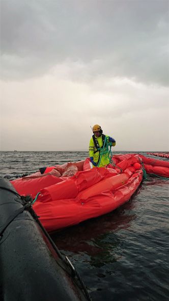 Kystverket har høy beredskap under løftet av fregatten. Foto: Kystverket