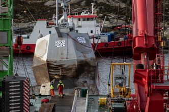 MS Flekkerøy i bakgrunnen mens kranlekterne Rambiz og Gulliver starter løftet av KNM Helge Ingstad. Under hevingen bisto «Flekkerøy» blant annet med fortøyningene til kranlekterne og dykkerne om bord fra IMC Diving kuttet sikringskjettinger. Foto:  Bendik Skogli/ Forsvaret
