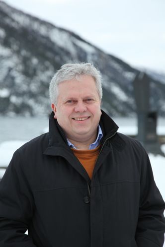 Høye fjell koster. Jan Ove Tryggestad er ordfører i Stranda kommune, en kommune som har fått mange milliarder i rassikringsmidler de siste ti årene. Med rassikring ved Grande i Geiranger er rassikringen av kommunen fullbrakt. Foto:   Kjell Herskedal