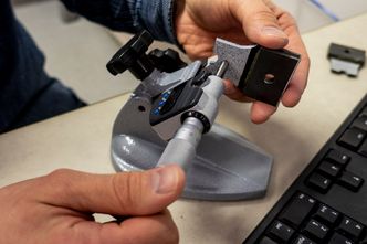 Petter Holmstrøms prøvestykker er støpt i fiberarmert polypropylen og polyamid. Foto:  Sølvi W. Normannsen, NTNU