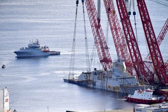 Flengen fra kollisjonen og hull som er tatt ut for å drenere KNM Helge Ingstad under hevingen, skal tettes midlertidig slik at det kan flytes av lekteren Boabarge 33 når skipet ligger i havn på Haakonsvern. Foto: Wold, Ole Martin
