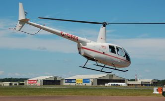 Det var et helikopter av denne typen som havarerte i bratt fjellterreng nord for Røldal skisenter 17. februar. Robinson R44 har blitt produsert i snart 30 år. Foto: Wikimedia commons