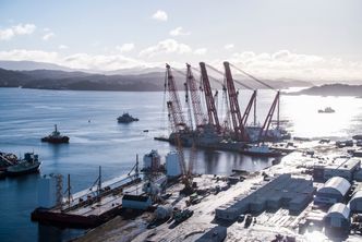 Boabarge 33 i forgrunnen, klargjort med krybber og støttestag. Lekteren senkes ned under KNM Helge Ingstad når den har en dypgang på 4,8 meter. Ved å deballastere lekteren og lense fregatten for vann, løftes KNM Helge Ingstad over vann. Det arbeidet kan begynne fredag kveld, etter planen. Søndag skal fregatten være på Haakonsvern. Foto: Forsvarsmateriell